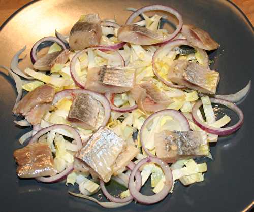 Filets de harengs fumés sur salade d'endive et ognon rouge