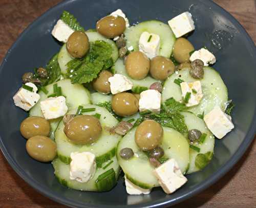 Salade verte : concombre, olives, menthe, câpres