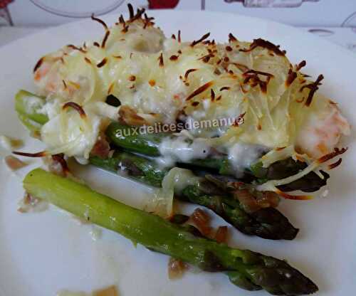 Cassolettes d'asperges vertes fraîches aux noix de Saint-Jacques et crevettes gratinées à la crème épaisse -LIGHT-