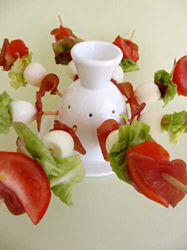 Brochettes apéritives fines tranches de saucisson – tomate – oeuf de caille