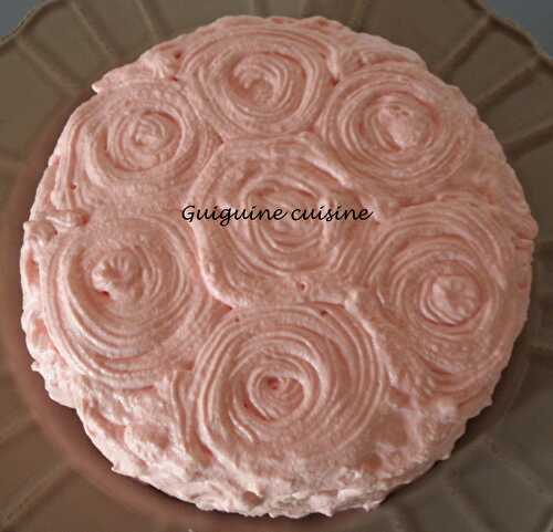 Cake au chocolat fourré à la cerise, décoré de roses roses