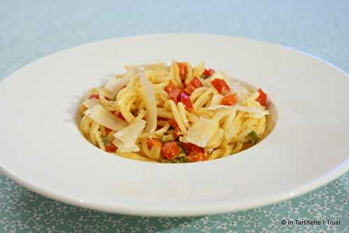 Spaghettis, sauce crémeuse aux poivrons & parmesan