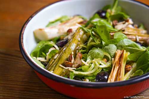 Salade de mâche au chèvre demi-sec, poireaux grillés, raisins et noisettes