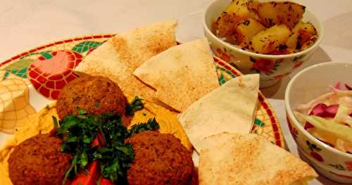  Repas libanais; salade de chou, pommes de terre, houmos et falafels