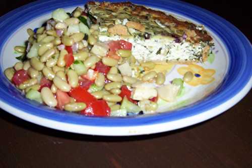 Tarte à la ricotta, oignon confit et épinard et canneberges servi avec salade de flageolets