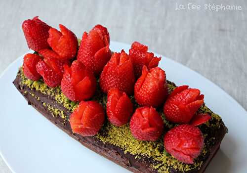 Bouquet de fraises pour la fête des mères sur un délicieux gâteau au chocolat et aux noisettes, recette vegan