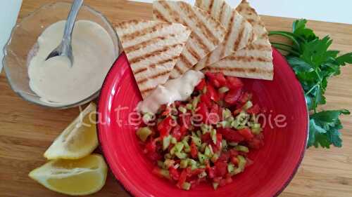 Idée plateau télé: salade de tomates et concombres, sauce tahini et piadina