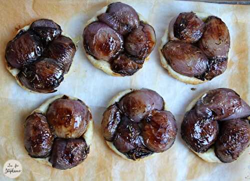 Mini-tartelettes tatin aux oignons caramélisés au thym pour une entrée en fête!