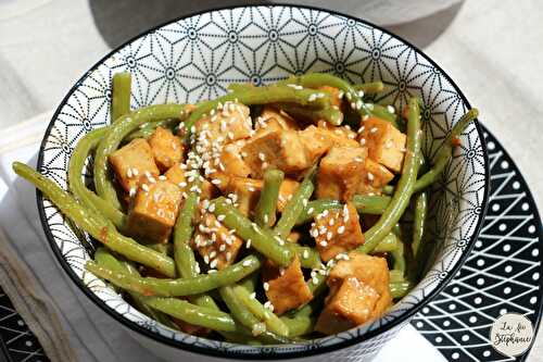 Wok de haricots verts et tofu grillé, sauce asiatique aux arachides