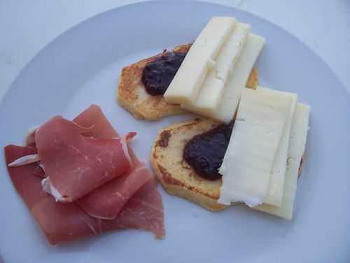 Pain perdu au fromage des Pyrénées et à la confiture de cerises noires