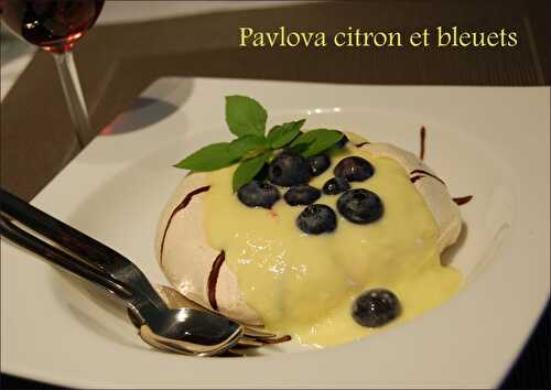 Pavlova à la légère, crème de citron et bleuets, sans gluten et sans lactose