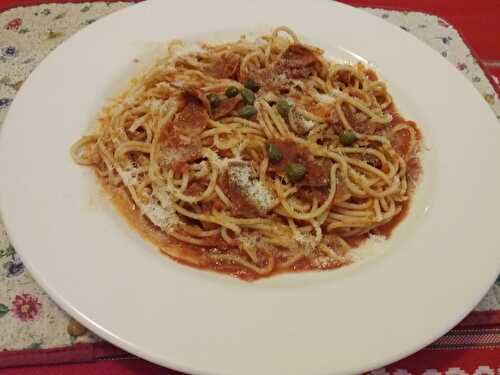Spaghetti all'amatriciana ou spaghettis à la sauce tomate bravissima
