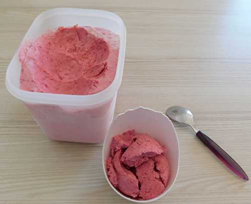Crème glacée aux framboises du jardin avec seulement 3 ingrédients et sans sorbetière