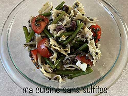 Salade estivale: lentilles, pâtes, haricots verts, tomates, olives, pesto et feta