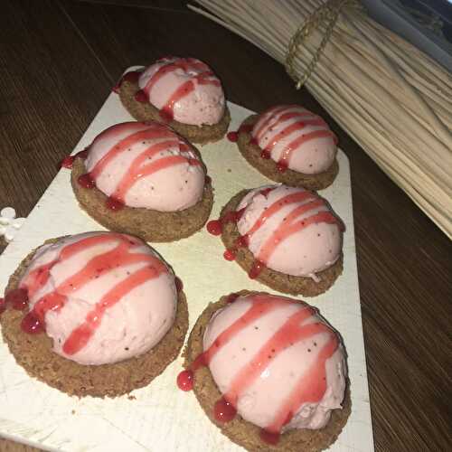 Dôme de panna cotta a la fraise sur biscuit