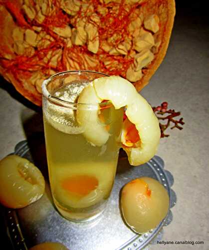 Cocktail sans alcool au jus de litchis + poudre de baobab
