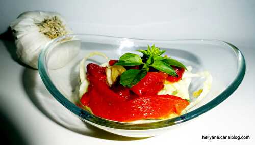 Poivrons rouges grillés marinés à l'huile d'olive/ail sur un lit de spaghettis de courgette