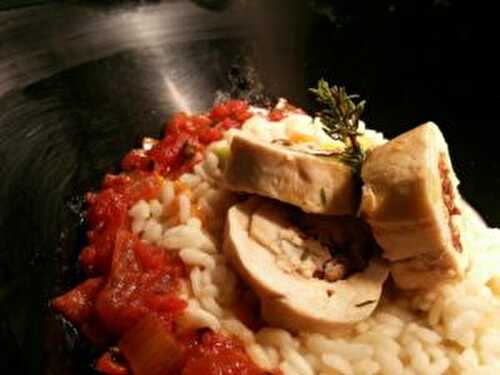 Filet de poulet farci à la feta, tomates séchées et sirop de caroube, accompagné de sa sauce tomate fraîche, Risotto aux légumes