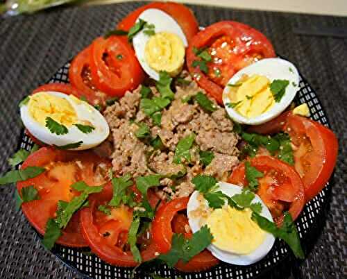 Salade de tomates au thon, œufs durs et vinaigrette au gingembre