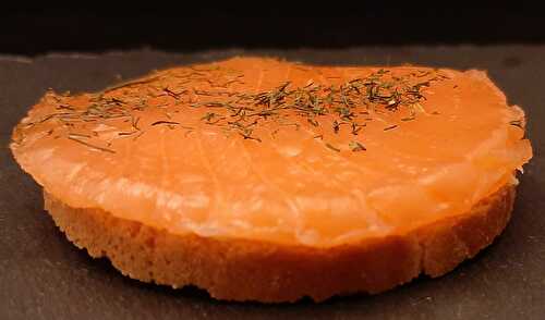 Toast saumon fumé et beurre salé. Une idée d'apéro pour Halloween.