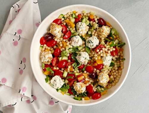 Salade de couscous perlé avec boules de feta et yogourt