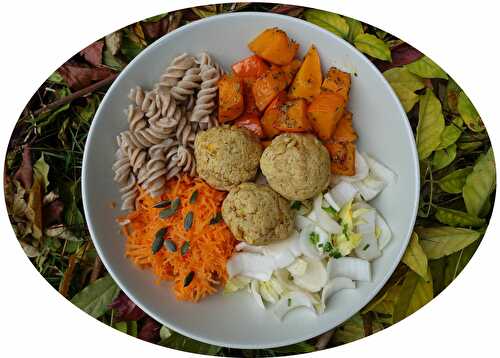 Buddha bowl d'automne aux falafels au beurre de cacahuète, potimarron rôti, pâtes complètes & crudités