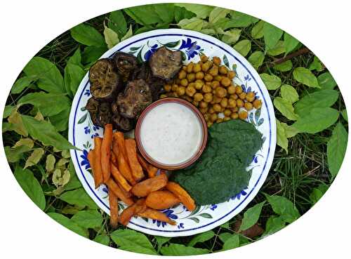 Buddha bowl aux pois chiches et aubergines rôties, frites de patates douces, épinards à la béchamel & sauce sésame/ citron - IG Bas