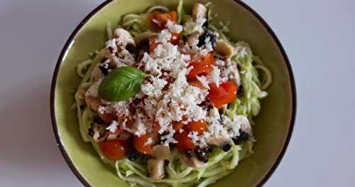 Spaghettis de courgette, tomate et champignon, sauce "pesto" (recette crue)