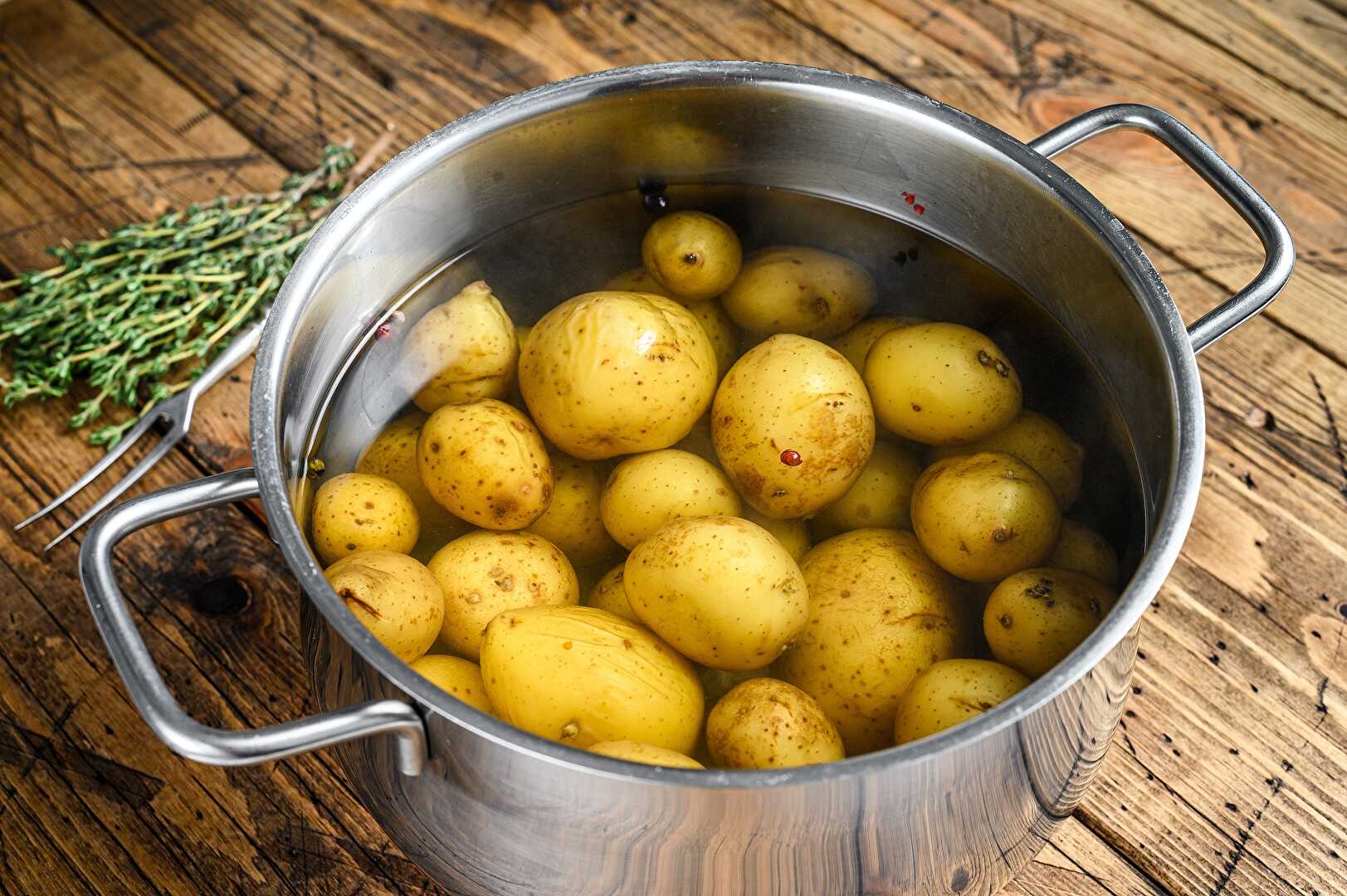 Cet ingrédient ordinaire qui permet de mieux cuire les pommes de terre