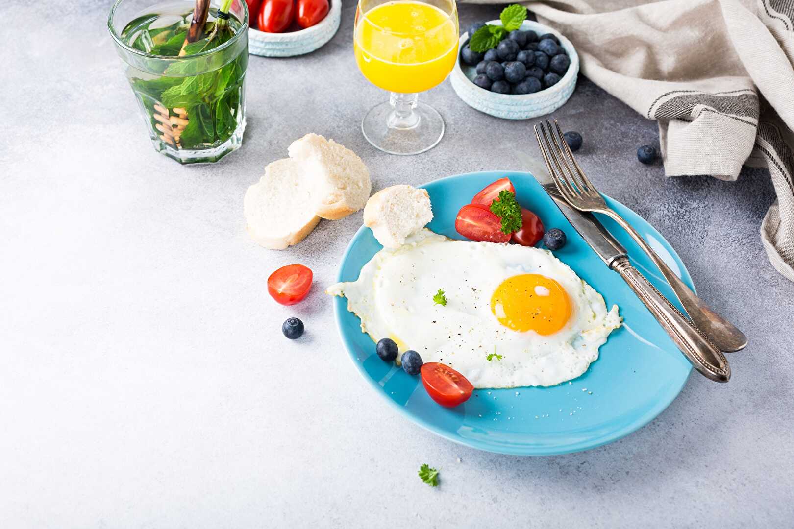 Cuire un œuf au plat en 30 secondes grâce à votre micro-ondes !