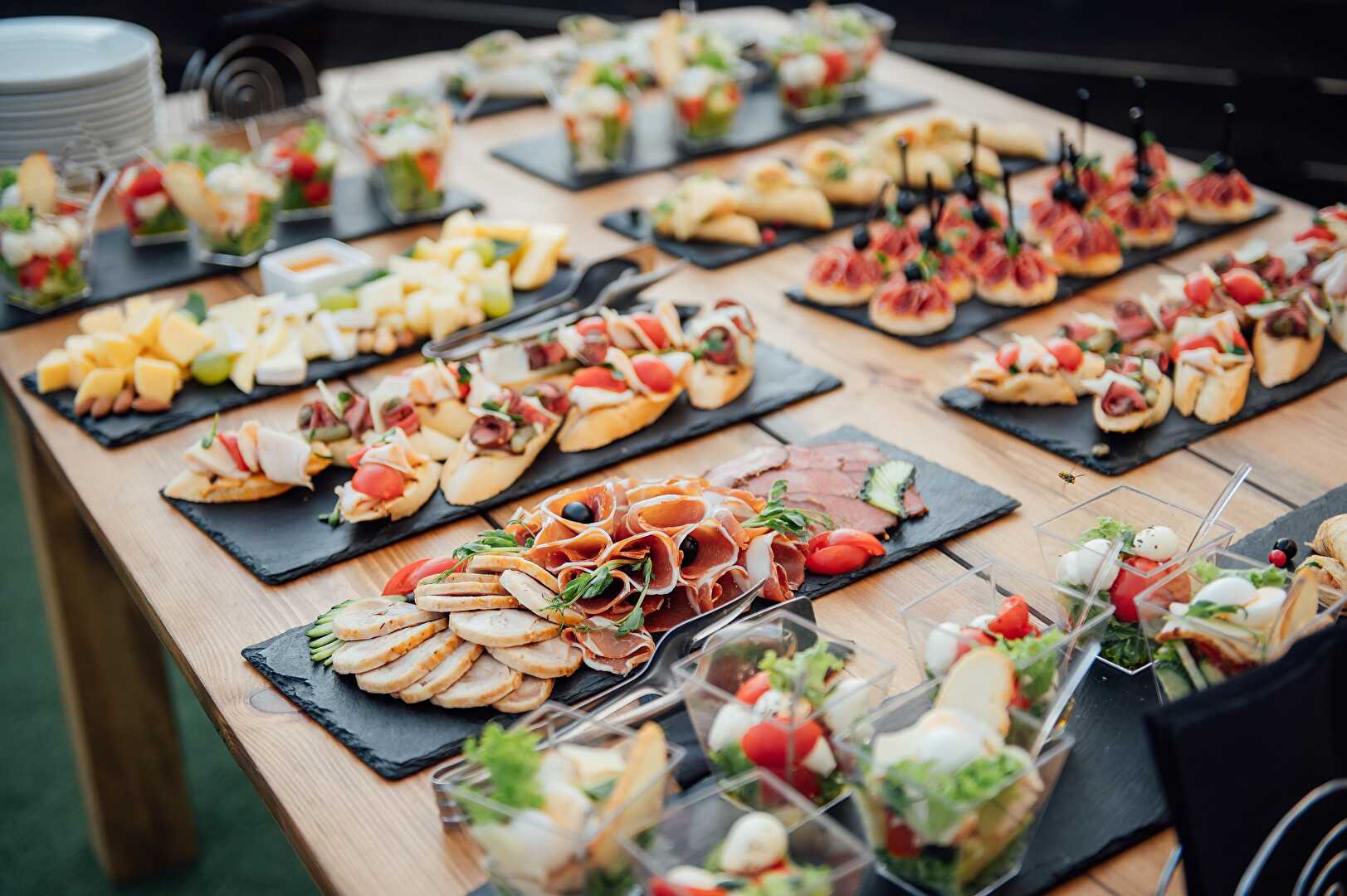 Buffet pour 20 personnes : les clés de la réussite