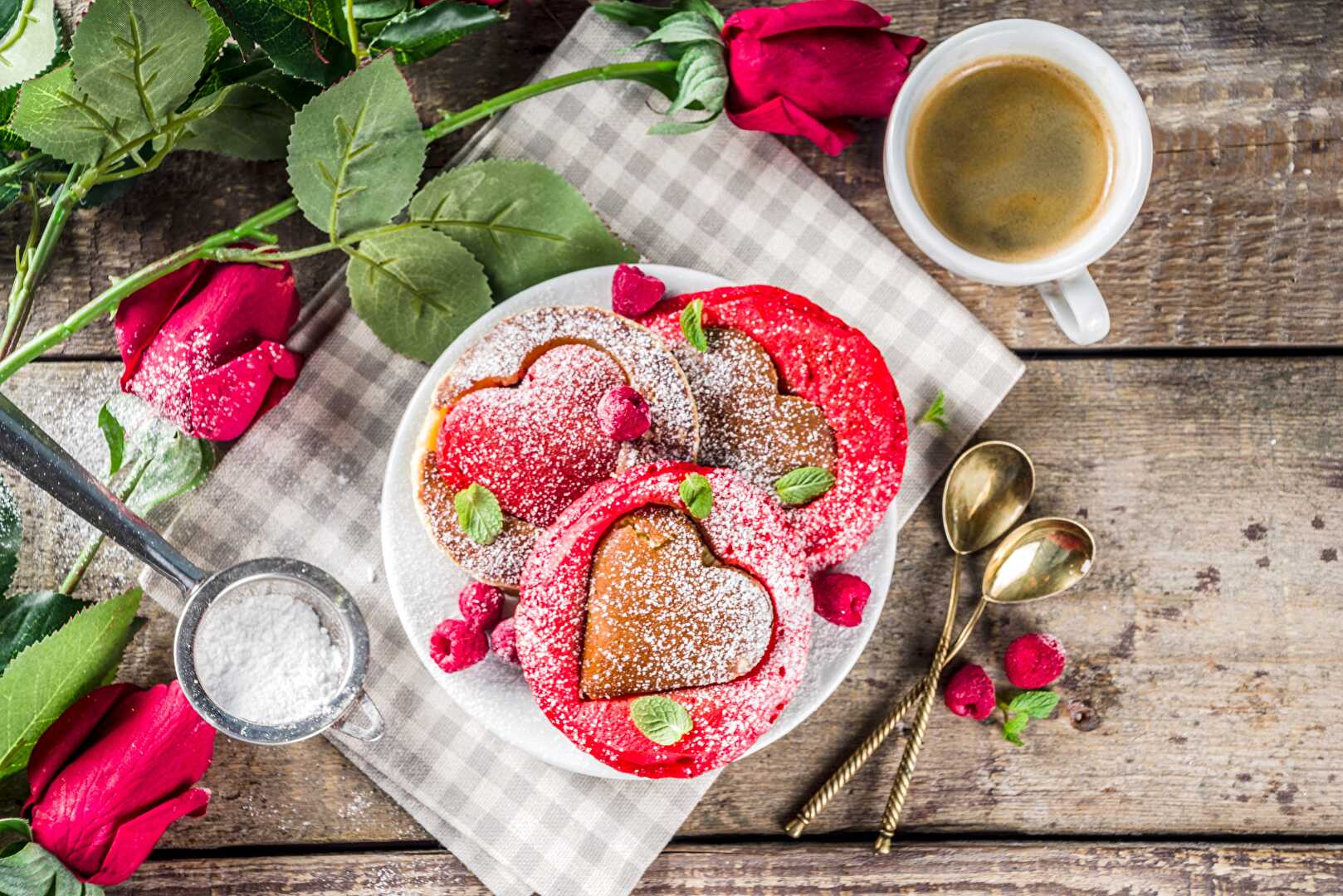 Les Français célèbrent la Saint-Valentin avec des repas de fête et de l'amour à la cuillère