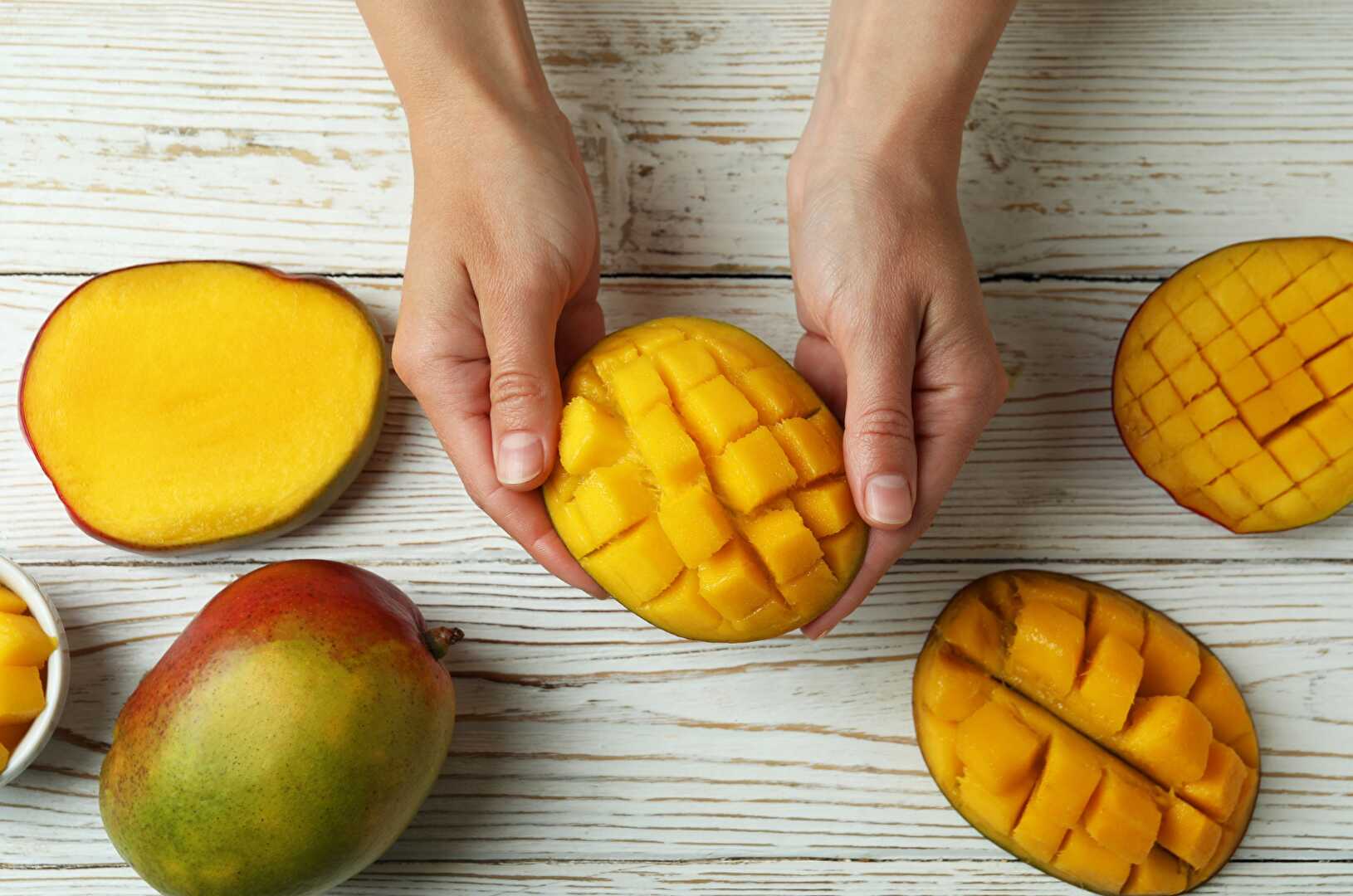 Comment couper une mangue facilement et rapidement.