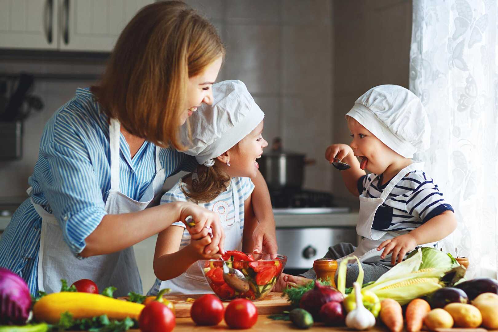 Cuisiner avec ses enfants : Une expérience multi-sensorielle et éducative
