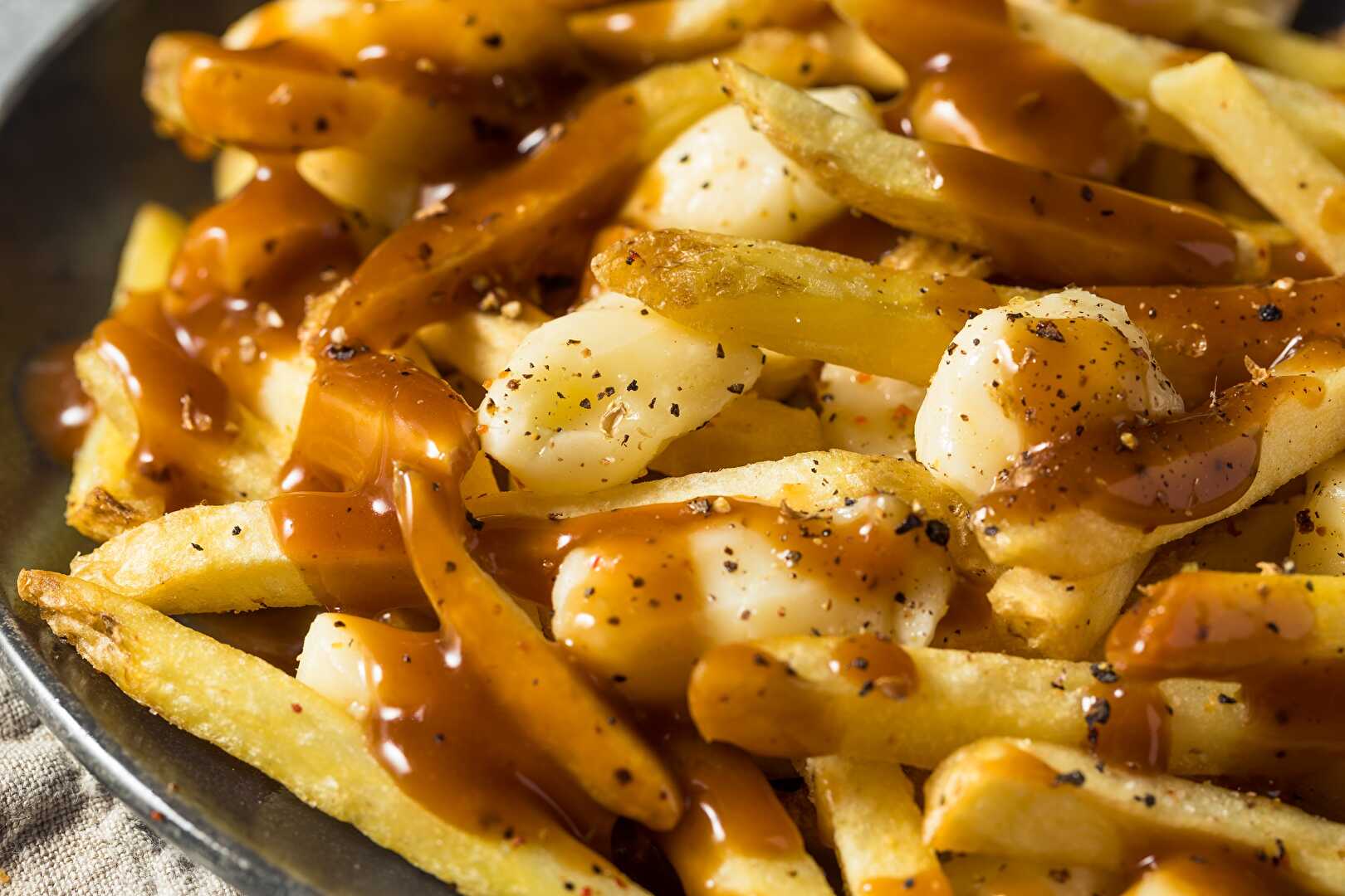 La Poutine : Le plat canadien qui enflamme les palais et nourrit les âmes