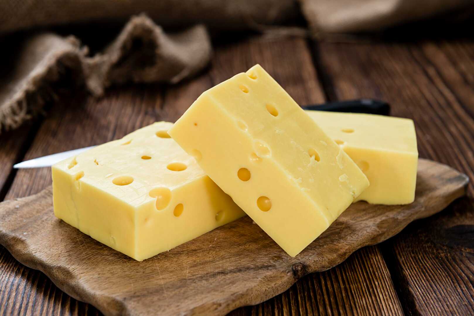 Le Mystère des Trous dans le Fromage Suisse : Une énigme centenaire résolue par la science