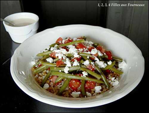 Salade de tomates, haricots vert, céréales et Feta