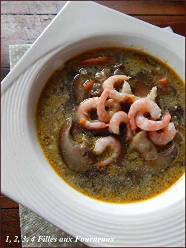 Soupe aux crevettes, champignons, curry et coco