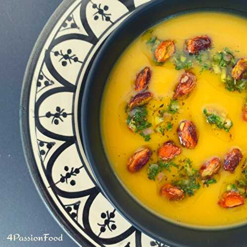 Soupe de courge butternut au safran, pistaches caramélisées & salsa aux herbes - Sami Tamimi