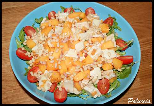 Salade roquette, chèvre, pêches jaunes