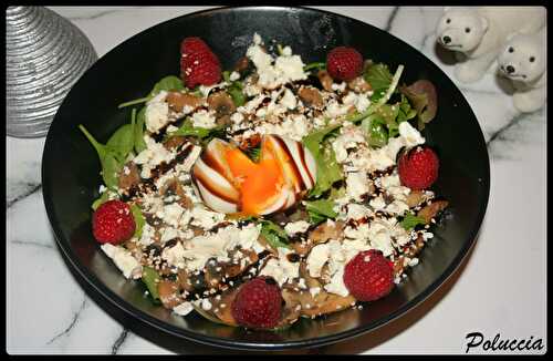 Salade de jeunes pousses, œuf mollet, champignons & feta