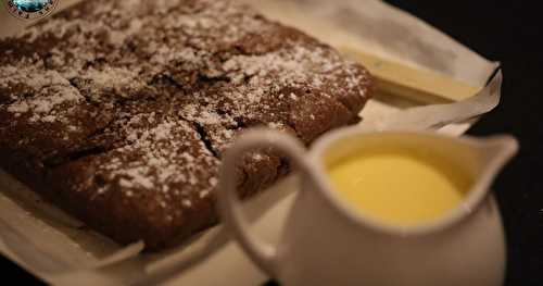 Brownie aux noix et à la crème anglaise