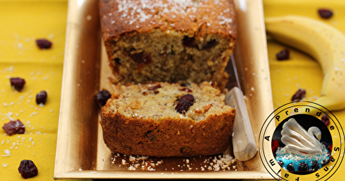 Cake à la noix de coco cerises séchées et bananes en vidéo