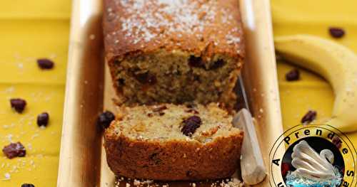 Cake à la noix de coco, cerises séchées et bananes