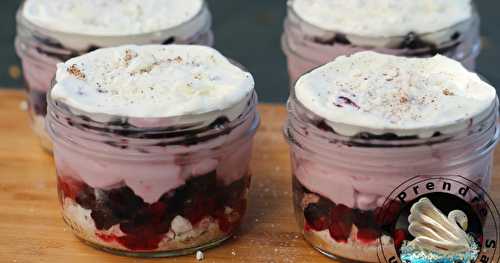 Eton Mess aux fruits rouges dans un bocal