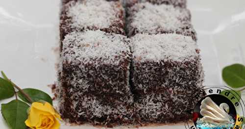 Gâteau aux framboises enrobé de chocolat et de noix de coco