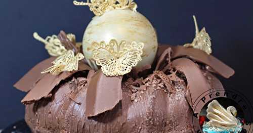 Gâteau d'anniversaire aux épices et à la vanille, décors en chocolat