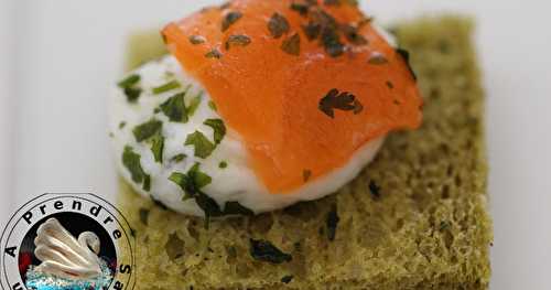 Pain de mie aux épinards, tzatziki et saumon fumé