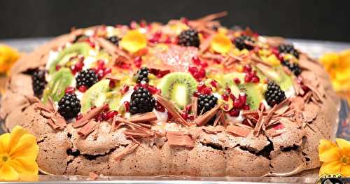 Pavlova au chocolat et aux fruits