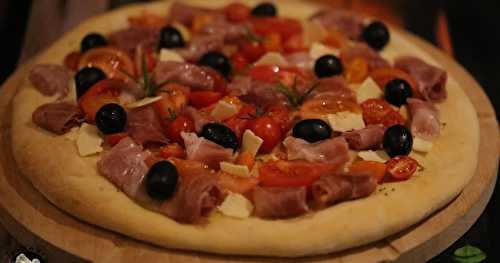 Pizza blanche tomates jambon au romarin